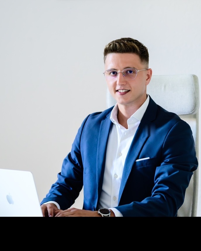 Edgard Jordan, Versicherungsmakler, in seinem Büro